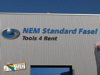 Gevelbelettering met logo en tekst op een damwand